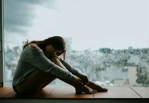 «Ты всё придумываешь»: Как манипулятор незаметно лепит нашу реальность