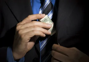 Тайные резервы любви: почему мы скрываем деньги от самых близких