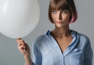 Он исчезает, когда ты скучаешь по нему: как женщины невидимо сами дают мужчинам повод их обесценивать