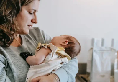 Тишина среди толпы: почему грудное вскармливание в общественных местах вызывает бурю эмоций