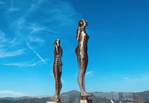 «Почему мы держимся за руку, когда темно?» Тайна любви, спасающей в самые страшные минуты жизни