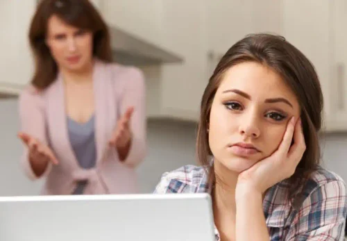 Стыд, который шепчет из прошлого: почему нам неловко за родителей и как перестать прятать свою правду