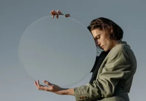 Голоса прошлого: Как избавиться от невидимых семейных сценариев и стать собой