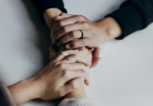 Почему нас мучает вина, когда родители болеют: секреты зрелой заботы, о которых не пишут в пособиях