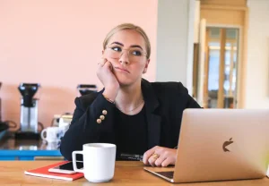 Почему выгорание у зумеров — не просто каприз: тайная цена взросления в эпоху скорости