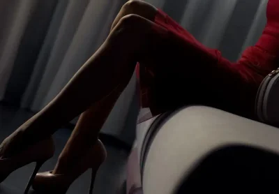 Там, где огонь греет двоих: как не стать чужим в собственных отношениях