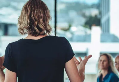 Тень стигмы: зачем нам по-прежнему навязывают чужие сценарии и как научиться отвечать по-своему