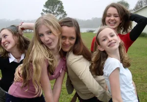 «В 15 уже женщина?» Почему одна фраза довела до слез и ярости всю страну: битва за детство сквозь шум медийных скандалов