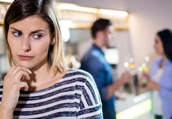 В бой идут одни красавицы: как женщины вычисляют своих соперниц