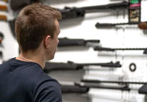 «Молодежь, автоматы и большой страх: почему боязнь массовых расстрелов в США толкает юных республиканцев и мужчин в объятия оружейного лобби»