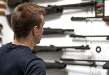 «Молодежь, автоматы и большой страх: почему боязнь массовых расстрелов в США толкает юных республиканцев и мужчин в объятия оружейного лобби»