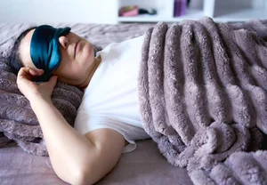 Тяжёлая жизнь: действительно ли работают утяжелённые одеяла или это просто дорогая обнимашка?