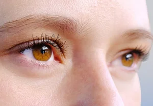 Музыка как дирижёр морганий: как наш мозг синхронизирует глаза с ритмом