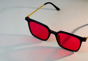 Очки против мании: Как канадцы надели надежду на нос и потеряли ее в темных оправах