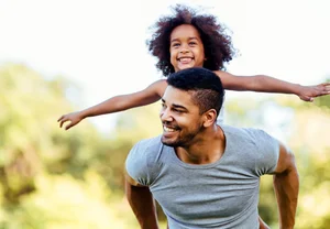 Отец года: как папины обнимашки лечат инфаркт у потомства