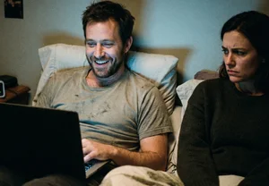 Как обвинение партнёра в просмотре порно спасает отношения... иногда