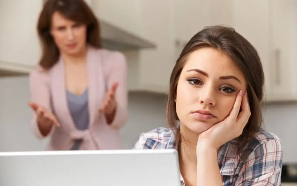 Стыд, который шепчет из прошлого: почему нам неловко за родителей и как перестать прятать свою правду