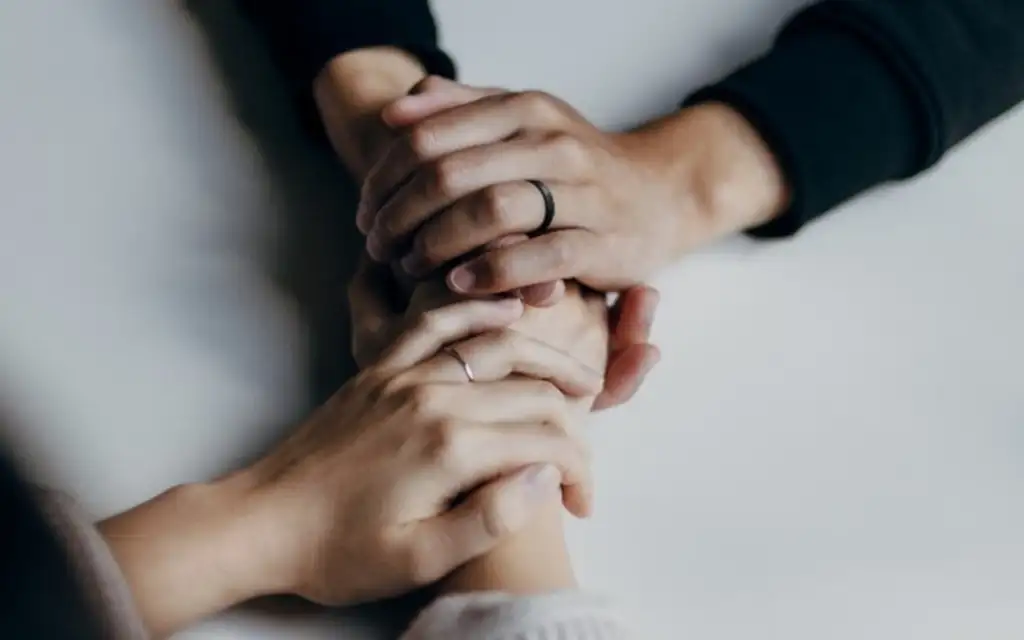 Почему нас мучает вина, когда родители болеют: секреты зрелой заботы, о которых не пишут в пособиях