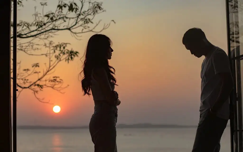 Близость как временная аномалия: почему самые важные расставания мы переосмысливаем спустя годы