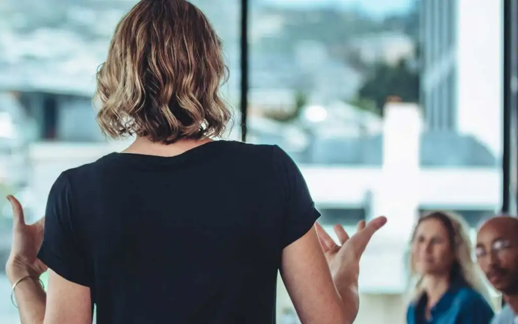 Тень стигмы: зачем нам по-прежнему навязывают чужие сценарии и как научиться отвечать по-своему