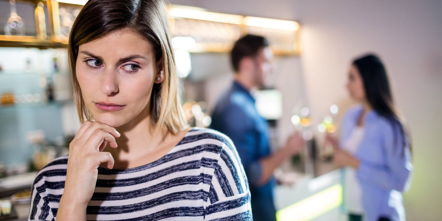 В бой идут одни красавицы: как женщины вычисляют своих соперниц