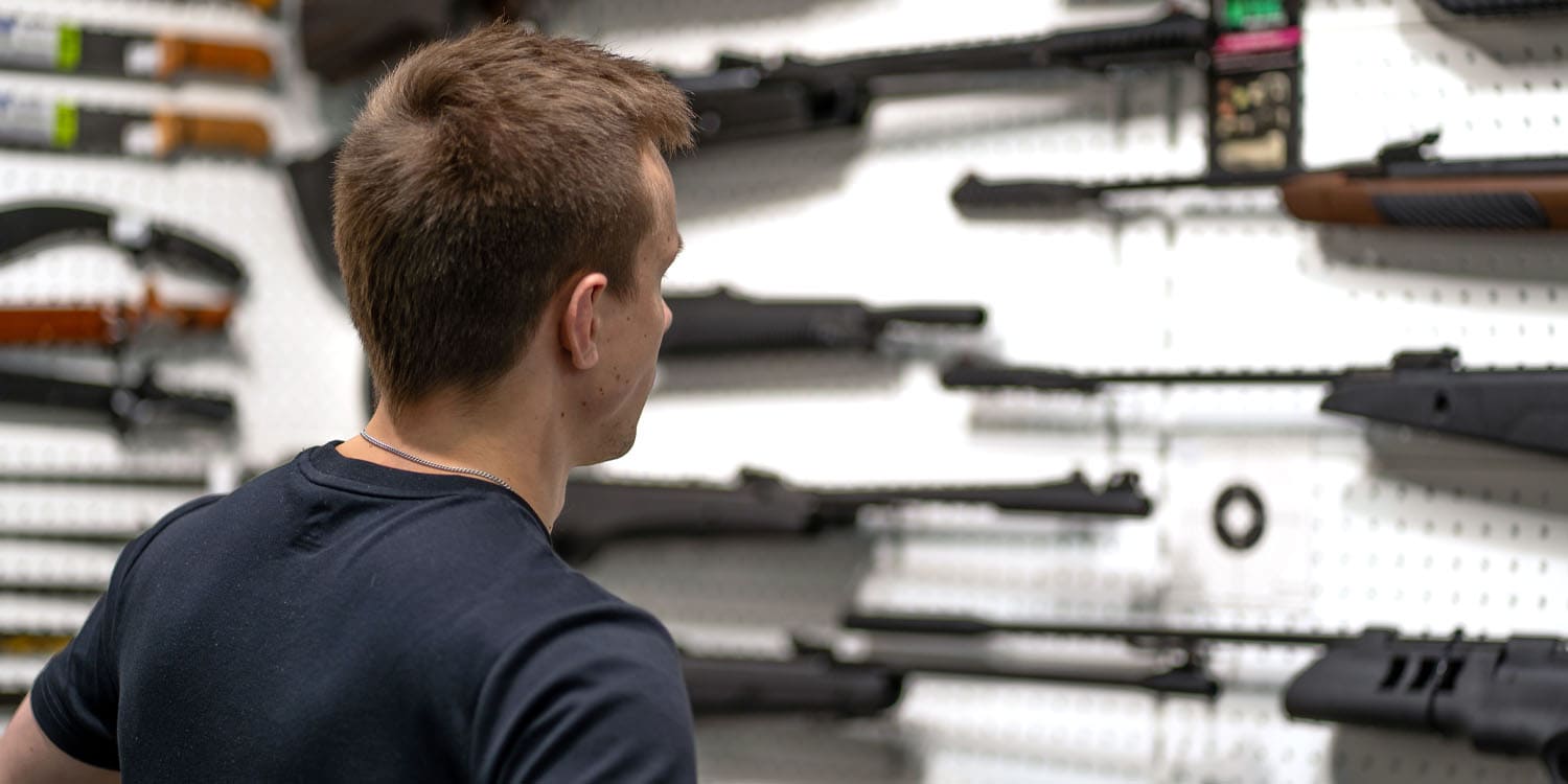 «Молодежь, автоматы и большой страх: почему боязнь массовых расстрелов в США толкает юных республиканцев и мужчин в объятия оружейного лобби»