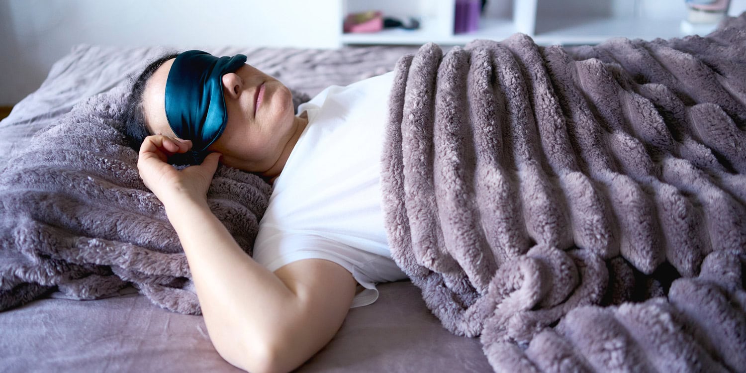 Тяжёлая жизнь: действительно ли работают утяжелённые одеяла или это просто дорогая обнимашка?