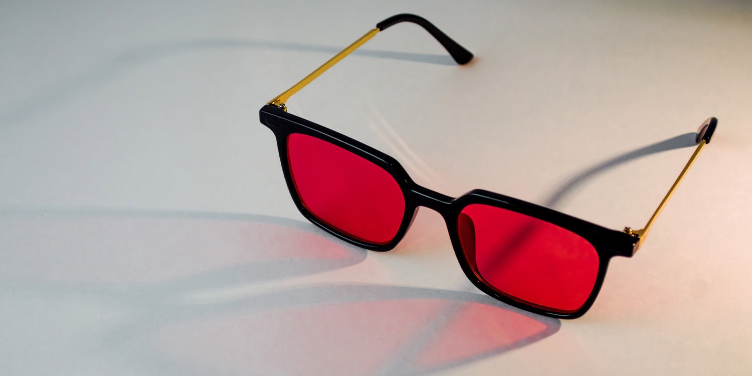 Очки против мании: Как канадцы надели надежду на нос и потеряли ее в темных оправах