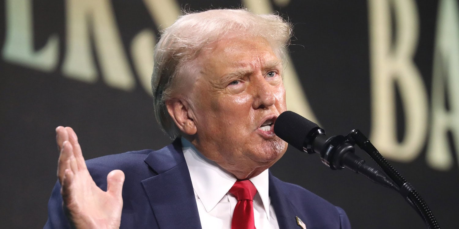 "Самодисциплинированные апостолы Трампа: почему американцы тянутся к "культовым" лидерам?"